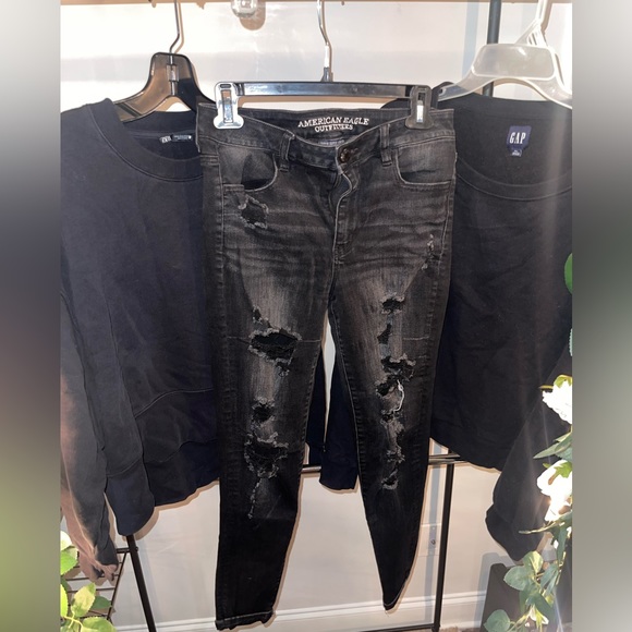 Lightly worn black AE ripped jeans, Zara/gap all black sweatshirts - Picture 2 of 3
